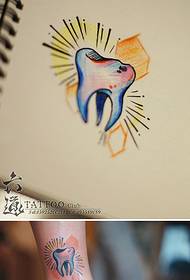 model i tatuazheve shumëngjyrësh me dhëmbë të vegjël