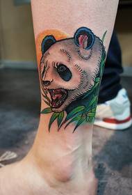 immagine del tatuaggio alla caviglia panda carino
