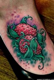 ຮູບແບບ tattoo strawberry ຂອງຕີນຂອງເດັກຍິງ