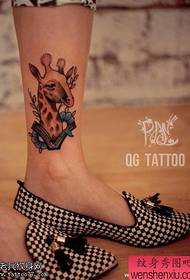 la figura del tatuaggio ha raccomandato un tatuaggio da donna color cervo alla caviglia