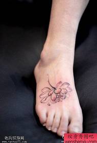 figur tato merekomendasikan karya tato lotus tinta wanita yang dalam