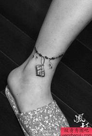 qizning to'pig'i kichik va oqlangan Anklet zarb naqshidir