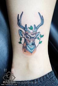una figura di u tatuatu hà cunsigliatu un antilope di tintae à u color di a tobella di u culore