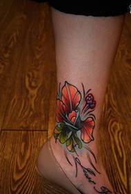 vrouwelijke enkel mode mooie kleur bloemen tattoo patroon foto