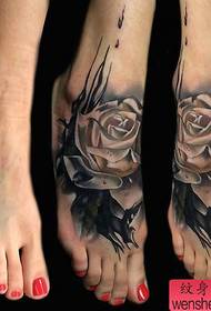 Spettacolo di tatuaggi, raccomandare un tatuaggio in bianco e nero con rose sul collo del piede