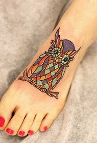 一幅脚背彩色猫头鹰纹身图案图片