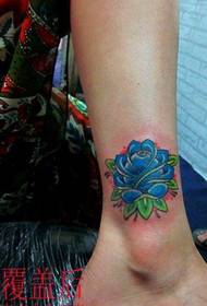 glezna fetei la culoarea modelului de tatuaj trandafir