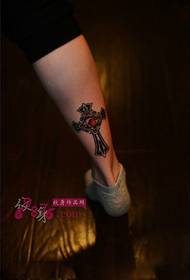 imagen retro del tatuaje del tobillo cruzado
