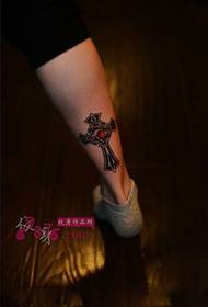 foto tatuaggio caviglia retro incrociato