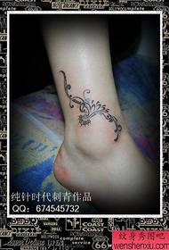 популярний візерунок татуювання лози тотем на щиколотках дівчат