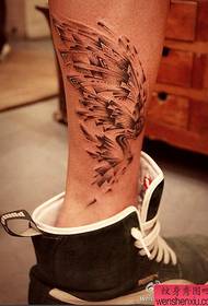 un model de tatuaj cu aripi de vițel