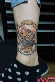 симпатичная симпатичная фотография татуировки лодыжки тигра