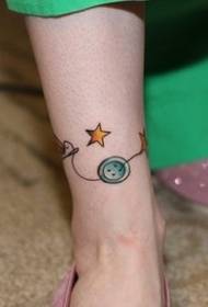 piccolo disegno a forma di tatuaggio a stella a cinque punte con bottoni freschi