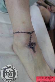 le ragazze adorano il bellissimo ed elegante modello di tatuaggio alla caviglia