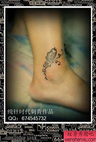 flickor fenor på den utsökta coola totem fjäril tatuering mönster