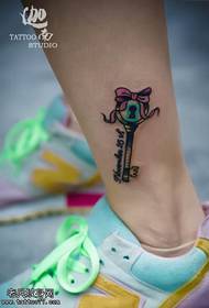 imatge femenina del tatuatge de la clau de color del turmell