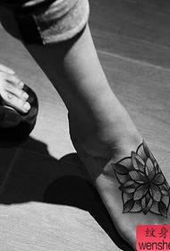 Работи во тетоважа со нога Фанхуа