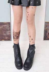 image de tatouage tête de chaton pied féminin