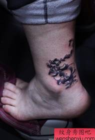 Ženski nožni model cvijeta tetovaža cvijeća