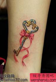 ankle key key tattoo tattoo yomwe imagawidwa ndi chiwonetsero cha tattoo