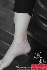 vajzës kyçin e këmbës në modelin e vogël të tatuazheve të zogjve të vegjël të shpendëve të zogjve