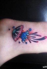 modello del tatuaggio della gelatina pop bella sul collo del piede della ragazza