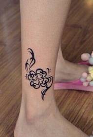 女の子の足の新鮮で美しい花のつるタトゥー効果画像パターン画像