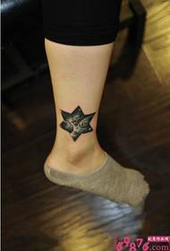 Immagine del tatuaggio alla caviglia del piede stellato in stile Harajuku