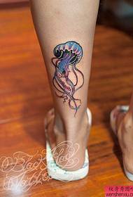 un modello di meduse al polpaccio
