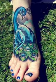 Fermosa foto de tatuaxe de pavo real na parte traseira