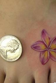 Ke Kiʻi Kūpono ʻo nā wāwae Coin Frangipani Tattoo