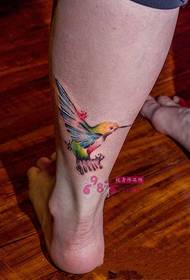 彩色水墨畫蜂鳥腳踝紋身圖片