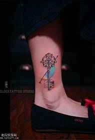 Modello tatuaggio chiave caviglia