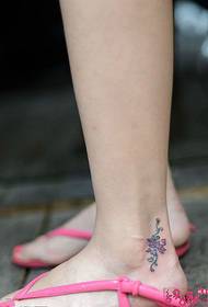 gambar tatu pergelangan kaki teratai kecil segar