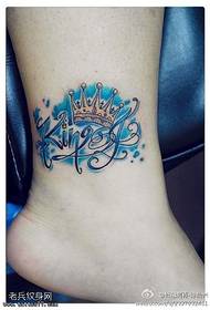 Нога тетоважа слова круна у боји