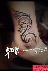popolare modello di tatuaggio di vite totem alla caviglia della ragazza