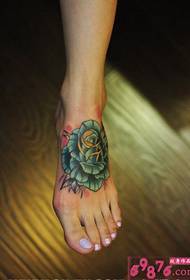 image de tatouage rose bleu au cou-de-pied