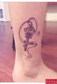 een vrouw voet sleutel Tattoo patroon