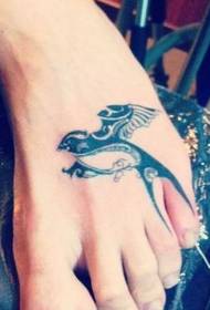 egy láb totem nyelni tetoválás mintát