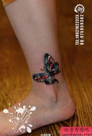 piccolo e bellissimo modello di tatuaggio farfalla a colori sulla caviglia della ragazza