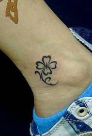 knabina maleolo ĉe la malgranda freŝa - totema trifoja tatuado