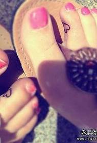 लड़की पैर की अंगुली एक छोटे से प्यार टैटू पैटर्न