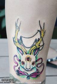 Wzór tatuażu antylopy króliczka w kolorze kostki