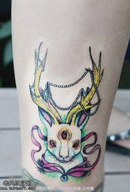 Modello di tatuaggio di antilope coniglietto color caviglia
