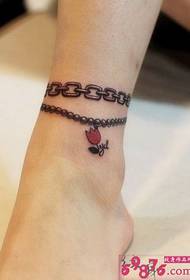 foto di moda ragazza cavigliera tatuaggio