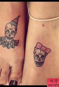 la figura del tatuaggio ha raccomandato un tatuaggio del cranio del piede funziona