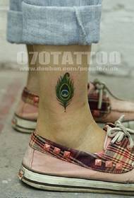 trabajo de tatuaje de pluma de color de pie fresco pequeño