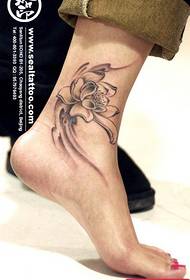 발목에 인기있는 여성 연꽃 문신 패턴