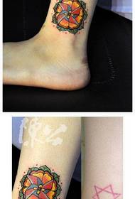 девојке прелепи диван цветни узорак тетоваже на глежњу