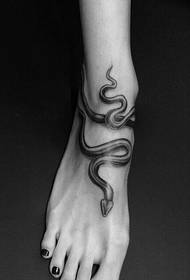 immagine del tatuaggio del serpente dello zodiaco del piede di personalità dodici